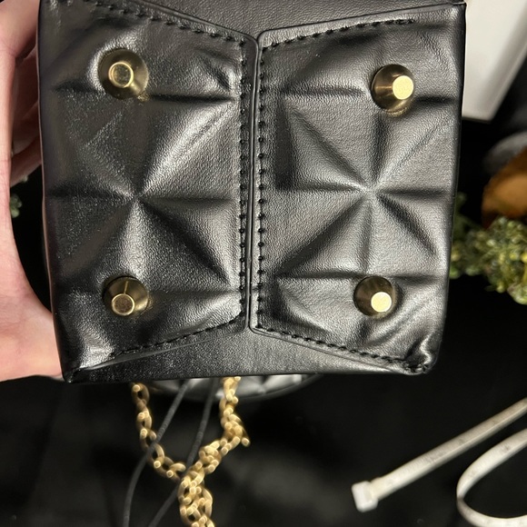 Black Mini Geometric Patterned Crossbody Box Bag With Gold Chain NWOT - Picture 8 of 8